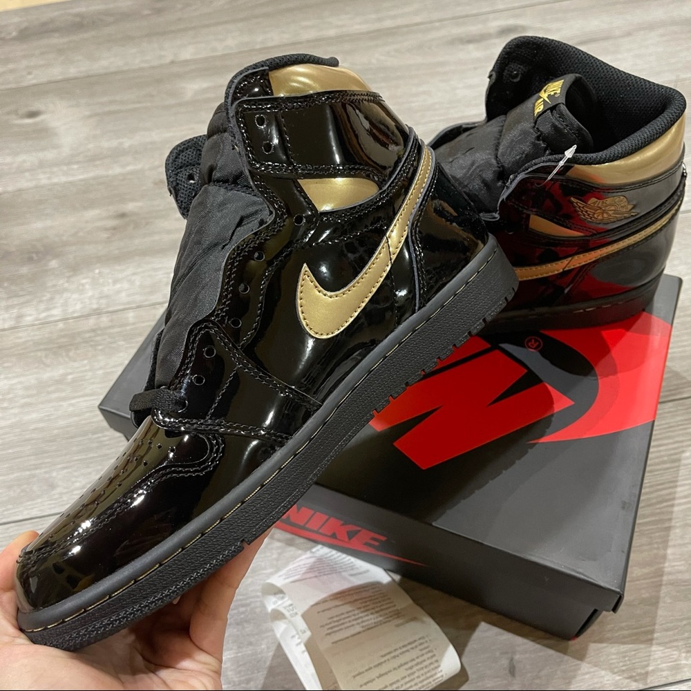 Air Jordan 1 Retro High OG Metallic Gold Black - Picture 3 of 9